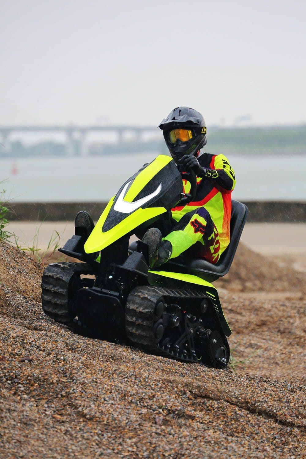 Conquer All Terrains: 72 V-ko pare handiko pista bikoitzeko erabilera guztietarako ezinduentzako ibilgailua