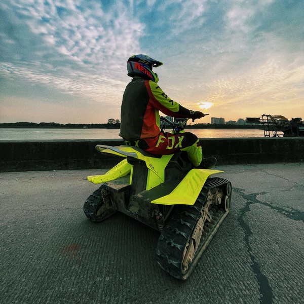Elurrezko moto elektrikoa eserlekuarekin